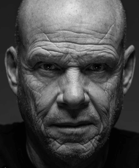 «Αυτή η αρρώστια μάς έχει επιστρέψει στους πρωταρχικούς μας φόβους. Για πρώτη φορά στη ζωή μας, σε τόσο μαζικό επίπεδο, μπήκε η αγωνία της επιβίωσης». 