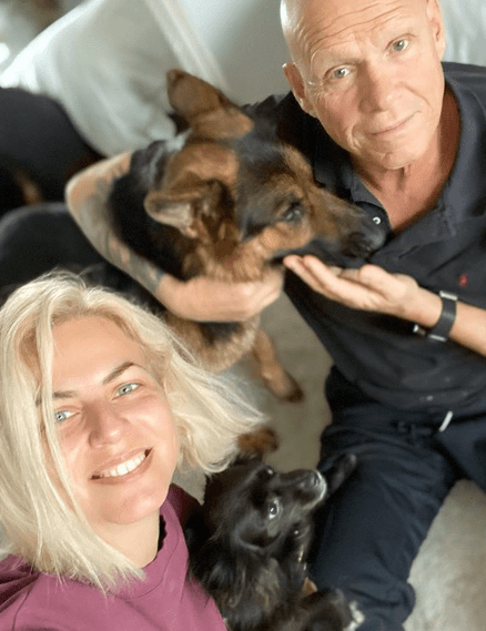 «Μιλώ με τη γιατρό μου καθημερινά, έχω τον γιο μου που μένει δίπλα και μας βοηθάει, βασικά όμως έχω τη Χριστίνα και η Χριστίνα εμένα. Στηρίζουμε ο ένας τον άλλον, είναι πολύ σημαντικό να έχεις τους δικούς σου ανθρώπους σε μια τόσο σοβαρή περιπέτεια». 