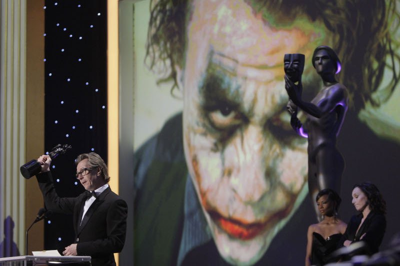 Ο Gary Oldman παραλαμβάνει το βραβείο β' ανδρικού ρόλου για την ερμηνεία του Χιθ Λέτζερ ως Joker, στα βραβεία SAG το 2009, εκ μέρους του άτυχου ηθοποιού που πέθανε το 2008
