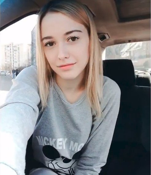 Νεαρή γυναίκα βγάζει selfie μέσα σε αυτοκίνητο