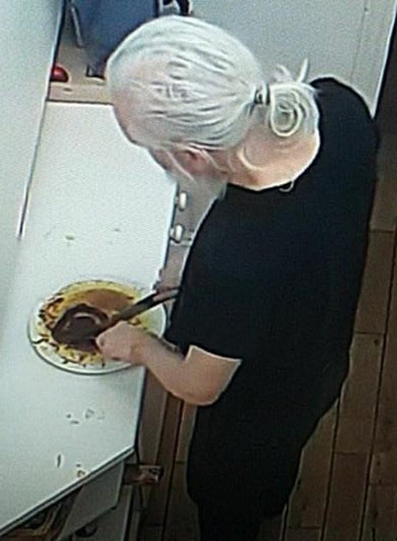 Ο Τζούλιαν Ασάνζ ενώ γευματίζει