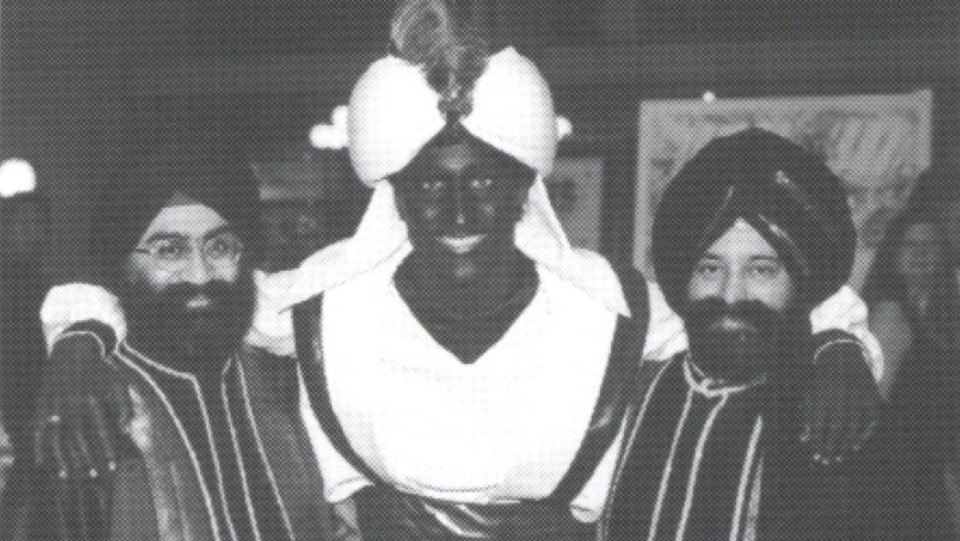 Aυτή η φωτογραφία του blackface Τριντό δημοσιεύτηκε σε μια επιθεώρηση της Académie West Point Grey, το 2001