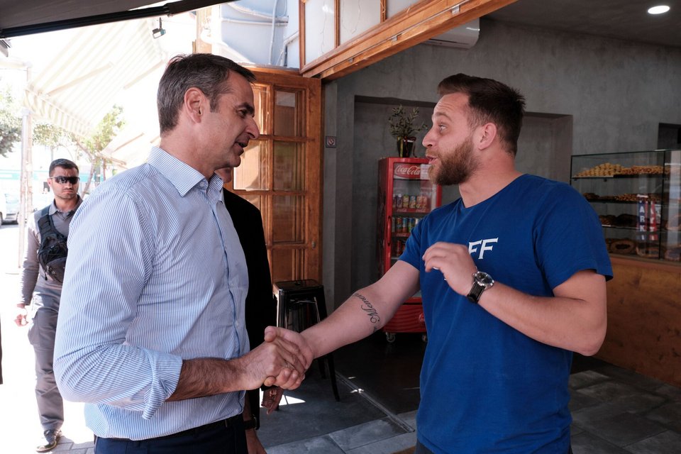 Ο Κυριάκος Μητσοτάκης μιλά με νεαρό άνδρα στο Χαλάνδρι