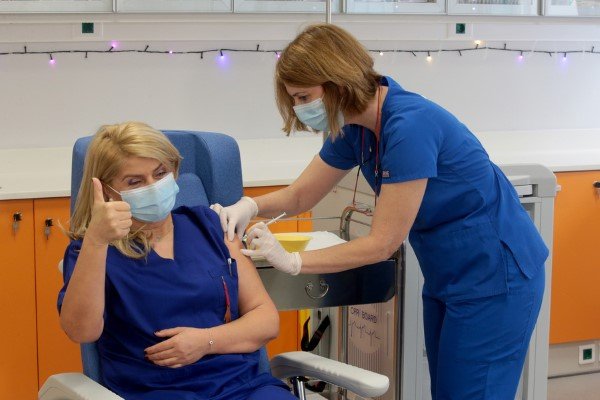 Η πρώτη Ελληνίδα που έκανε το εμβόλιο για τον κορωνοϊό, η νοσηλεύτερια Ευανθία Καμπισιού / Φωτογραφία: ΑΠΕ-ΜΠΕ/ΠΑΝΤΕΛΗΣ ΣΑΙΤΑΣ