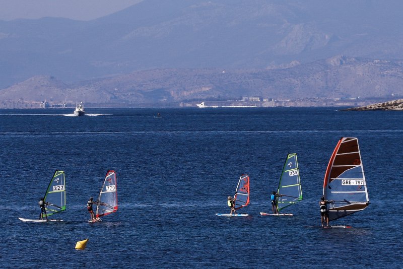 Μικροί και μεγάλοι το πρωί του Σαββάτου για windsurfing στο Καβούρι