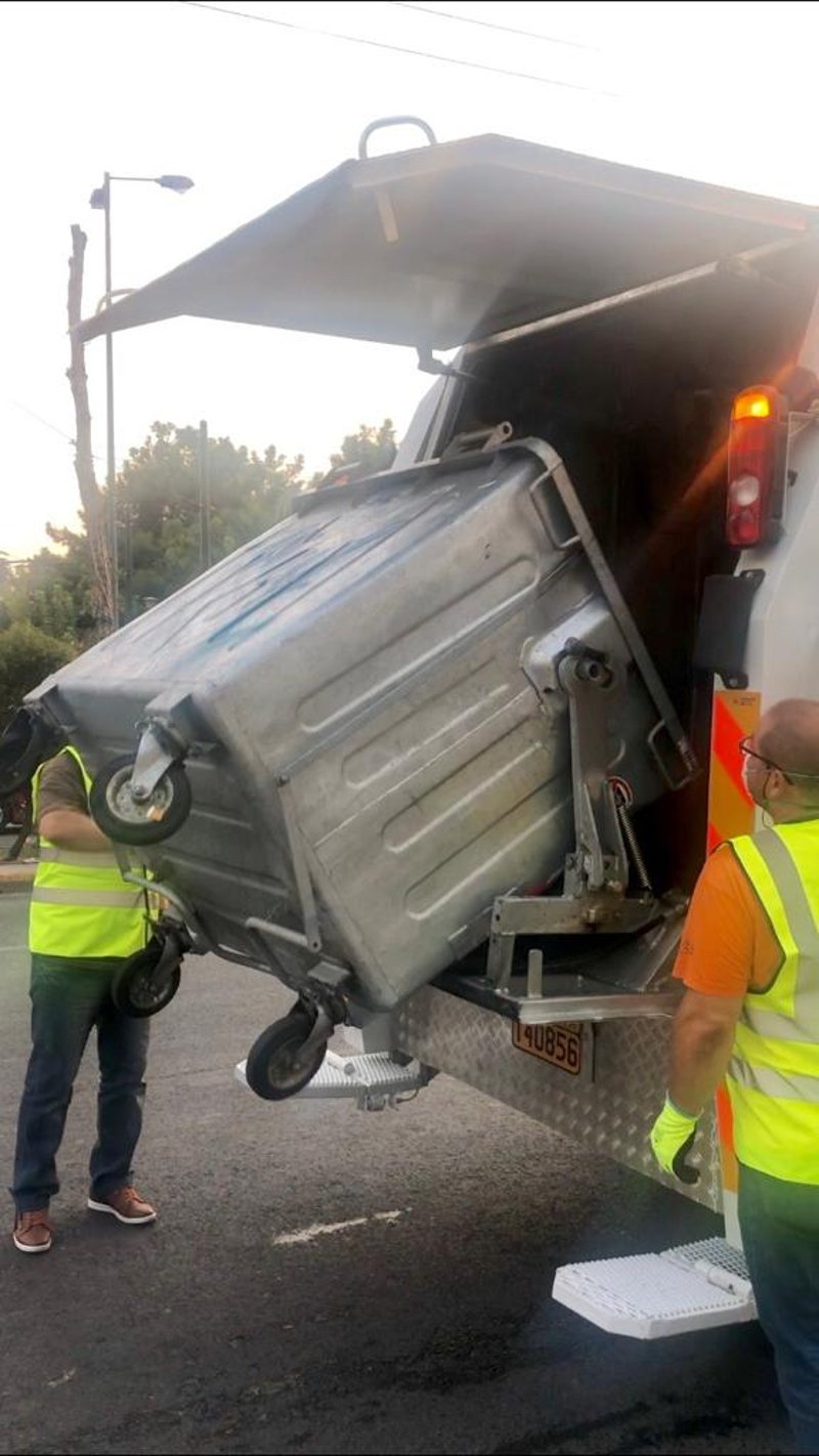 Υπάλληλοι του δήμου στον πλύσιμο των κάδων στο Δήμο της Αθήνας