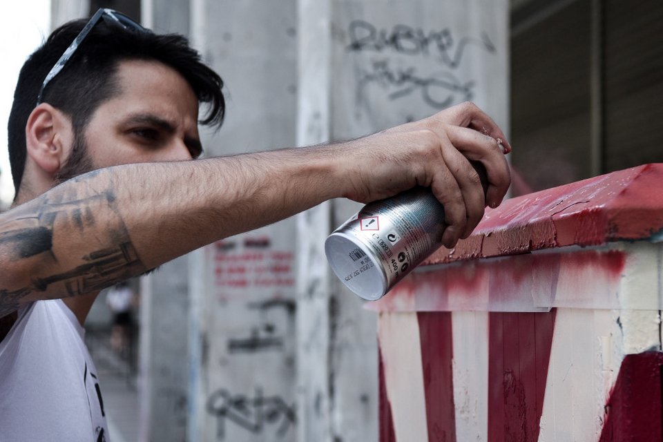 Συνολικά 40 καλλιτέχνες επιλέχτηκαν έπειτα από κάλεσμα του Δήμου Αθηναίων να αλλάξουν όψη στα ΚΑΦΑΟ του εμπορικού κέντρου