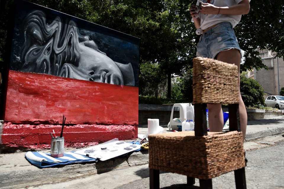 Μέχρι τον Σεπτέμβρη υπολογίζεται πως θα φιλοτεχνηθούν 100 κουτιά τηλεφωνίας / Φωτογραφία: Eurokinissi