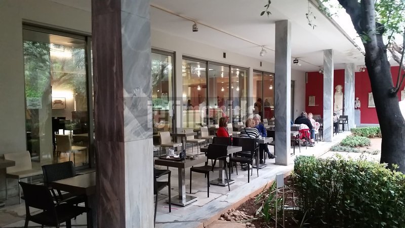 Κόσμος πίνει τον καφέ του