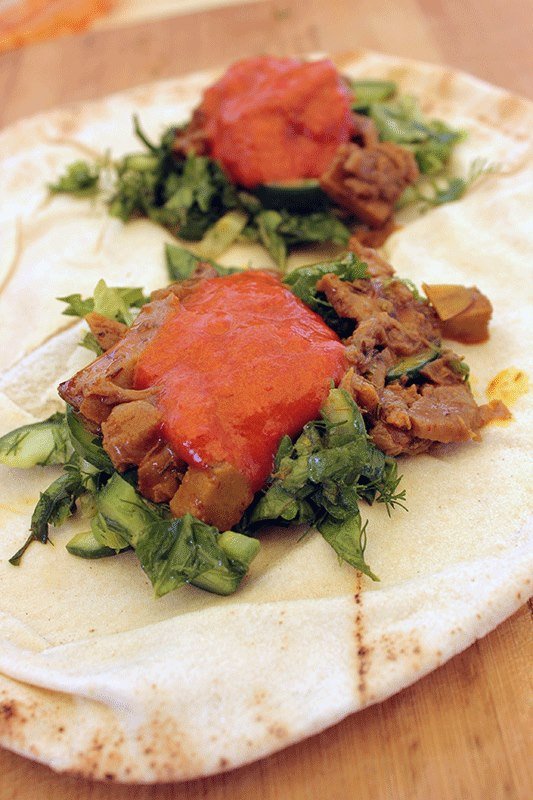 Πιτόγυρα vegan, σαλάτα μυρωδικών, vegan γύρος (σέιταν+πλευρώτους), σάλτσα πιπεριάς φλωρίνης/Φωτογραφία: One Project@oneprojectmacrobiotics