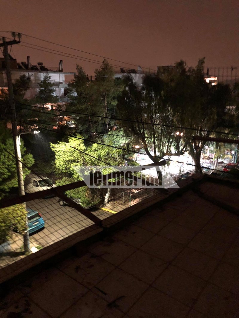 Κάγκελα από ταράτσα πολυκατοικίας ξηλώθηκαν από τους ισχυρούς ανέμους