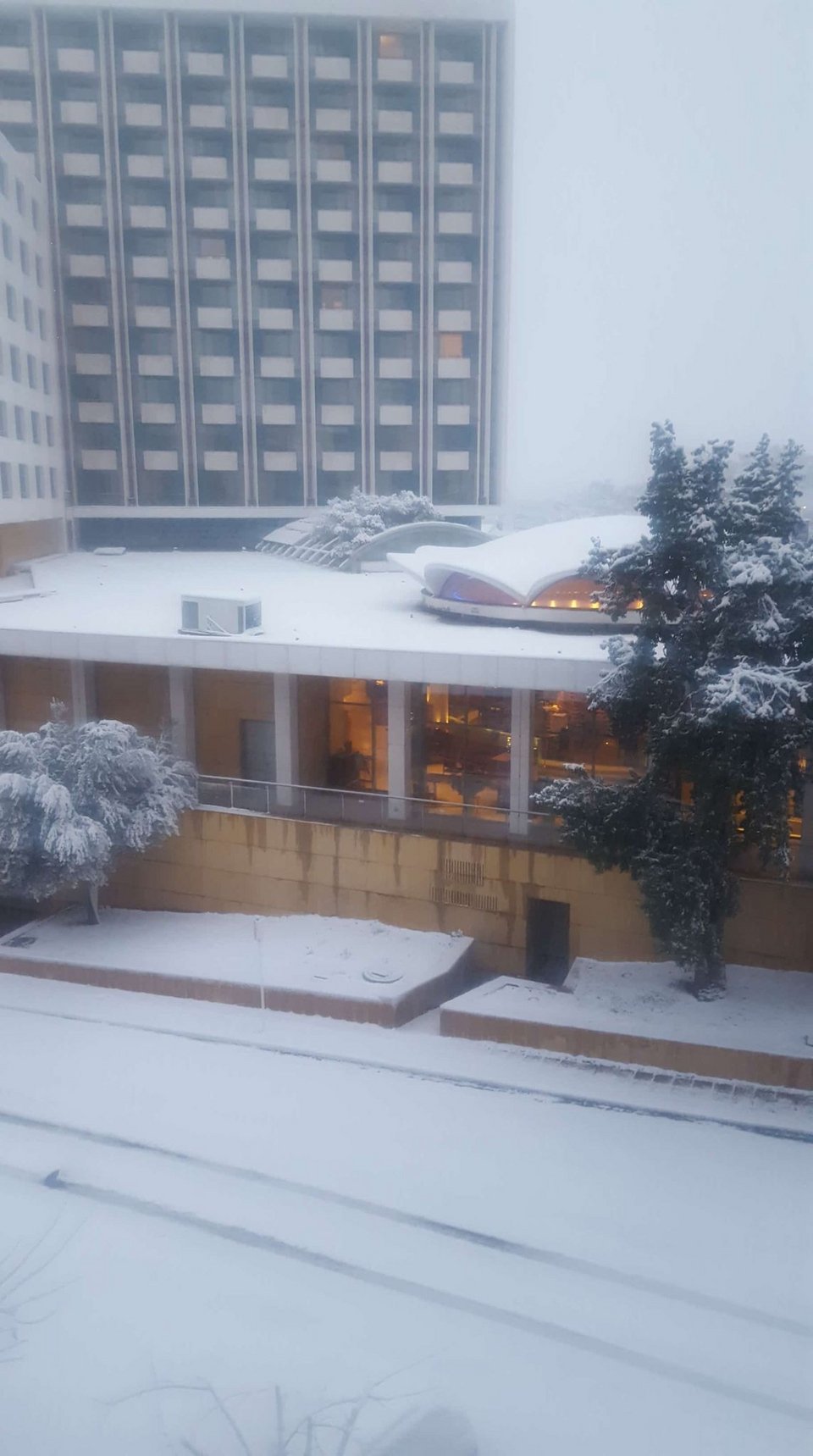 Χιόνια έξω από το ξενοδοχείο Χίλτον / Φωτογραφία: iefimerida.gr