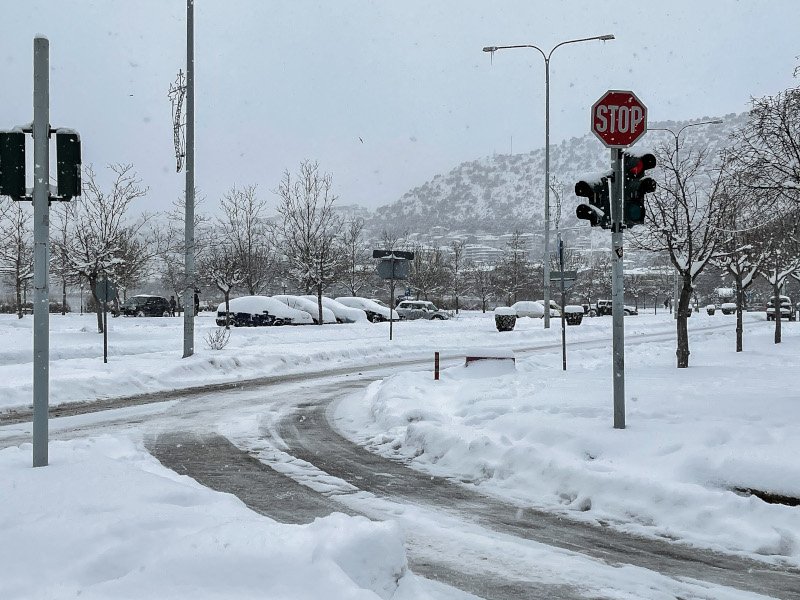 Πυκνή χιονόπτωση στην πόλη της Καστοριάς / Φωτογραφία: EUROKINISSI