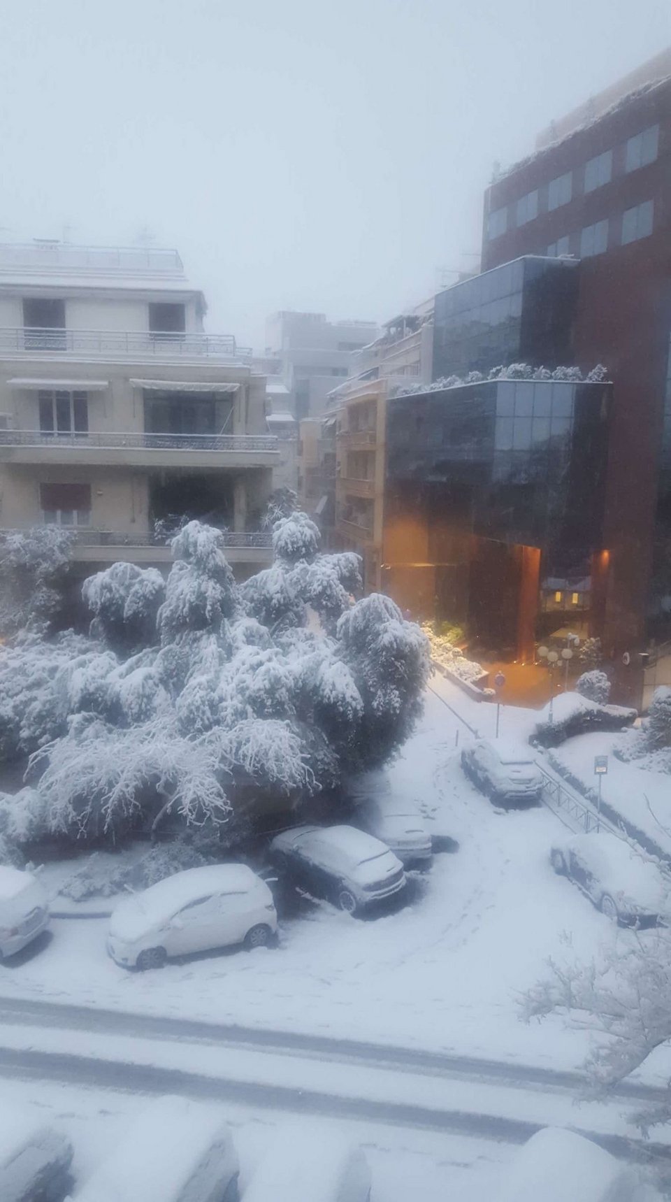 Χιόνι και στο κέντρο της Αθήνας στο ύψος του Χίλτον / Φωτογραφία: iefimerida.gr