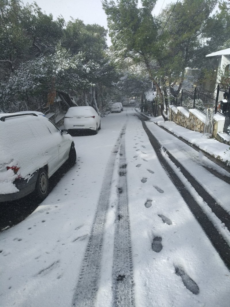 Στα λευκά η Πεντέλη
