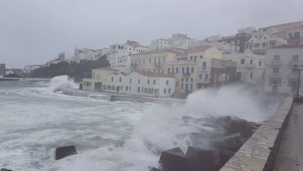 Κύματα στο νησί της Ανδρου λόγω της σφοδρής κακοκαιρίας