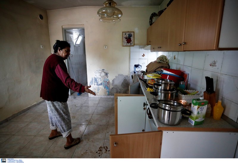 Οι λάσπες μπήκαν και μέσα στα σπίτια