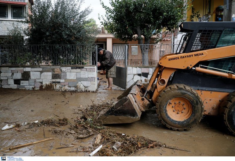 Λάσπες και φερτά υλικά έξω από σπίτι στην Ευκαρπία Θεσσαλονίκης