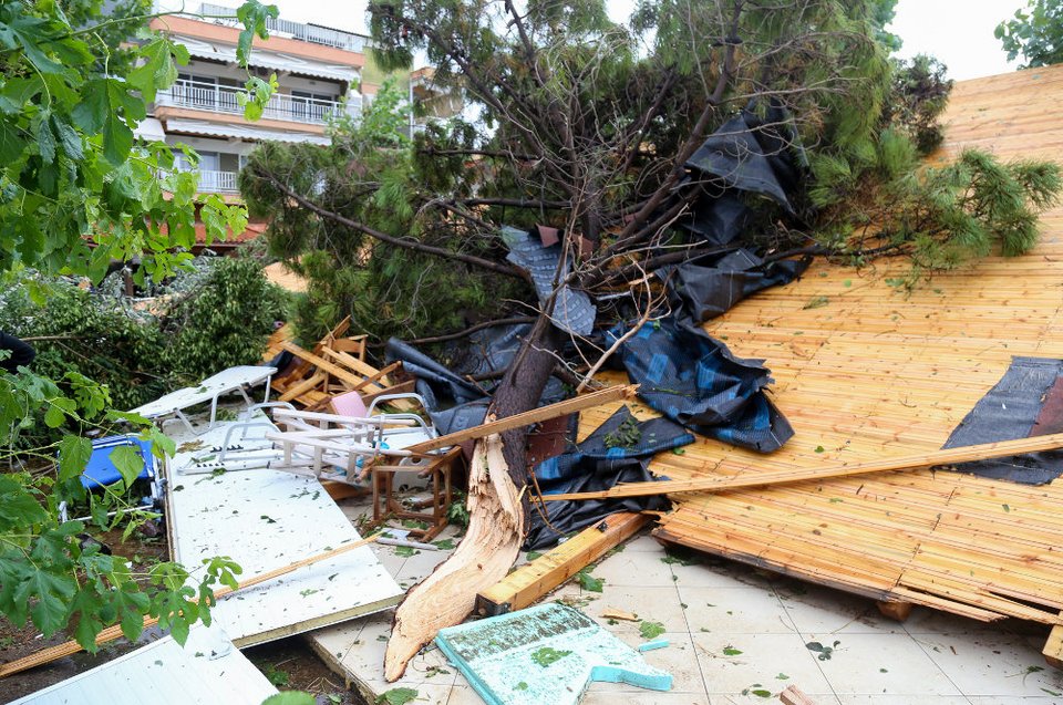 Δέντρα, πινακίδες, σκέπαστρα και αυλές έχουν όλα γίνει άμορφη μάζα μετά την κακοκαιρία στη Χαλκιδική