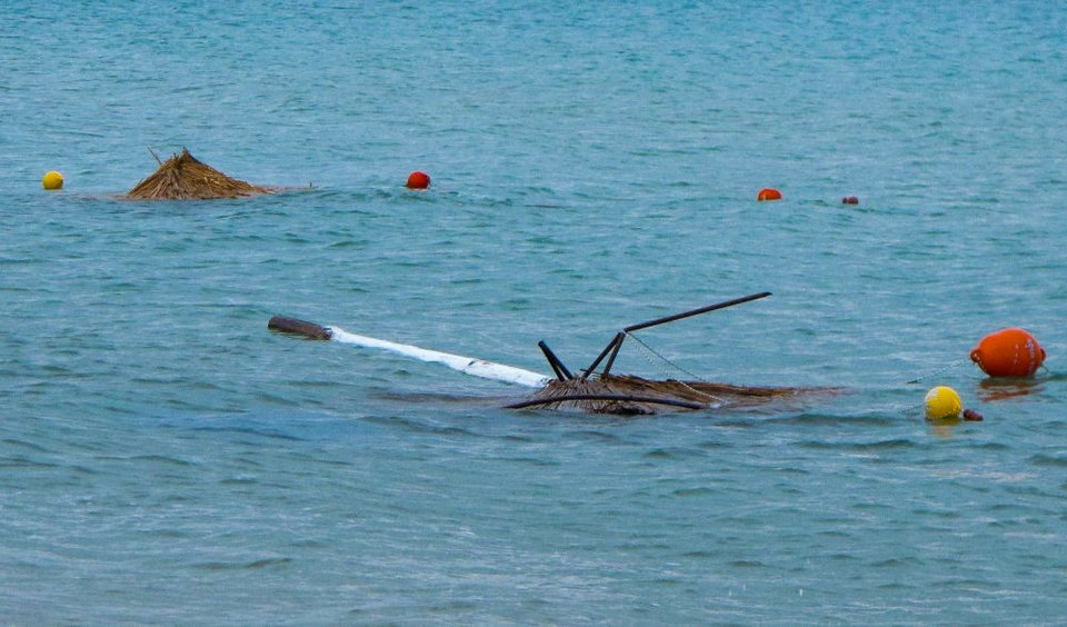 Ομπρέλες βρέθηκαν ακόμη και μέσα στο νερό την επομένη της θεομηνίας στην Χαλκιδική
