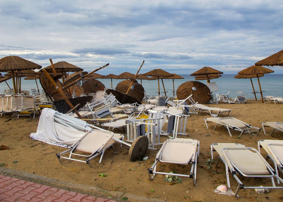 Ο αέρα ξερίζωσε ομπρέλες και παρέσυρε ξαπλώστρες στις παραλίες