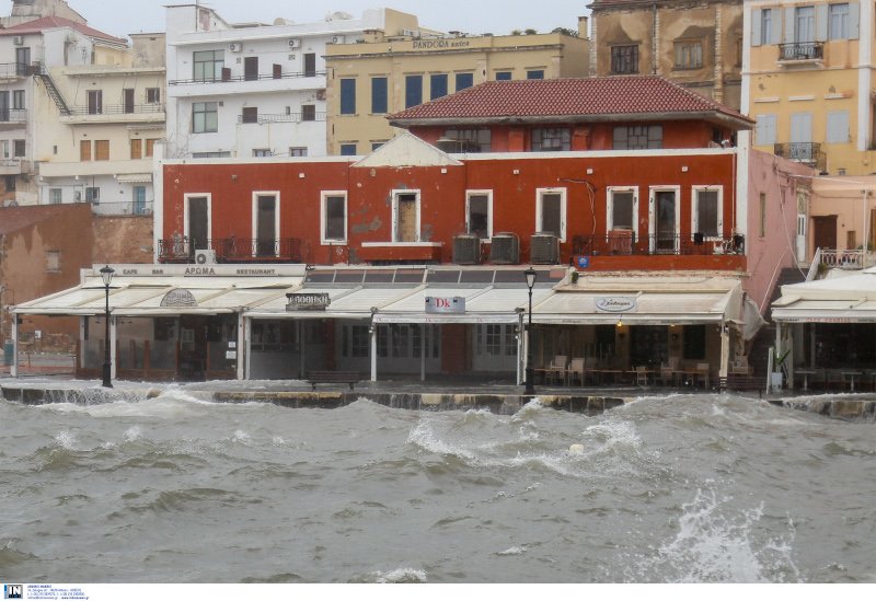 Τα κύματα μπήκαν κυριολεκτικά στα καταστήματα στο Ενετικό Λιμάνι των Χανιών, σε πρόσφατη κακοκαιρία/Φωτογραφία: Intime