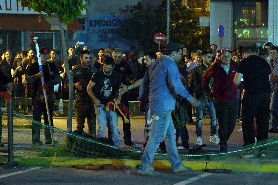 Ο 53χρονος εικονολήπτης είναι πεσμένος στο δρόμο, χτυπημένος θανάσιμα από την σαΐτα-