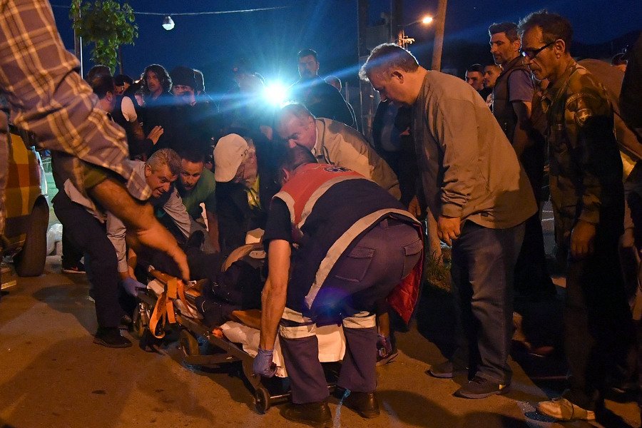 Η στιγμή που ο εικονολήπτης μεταφέρεται νεκρός στο ΕΚΑΒ