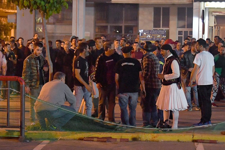 Κόσμος έχει συγκεντρωθεί πάνω από τον άτυχο εικονολήπτη