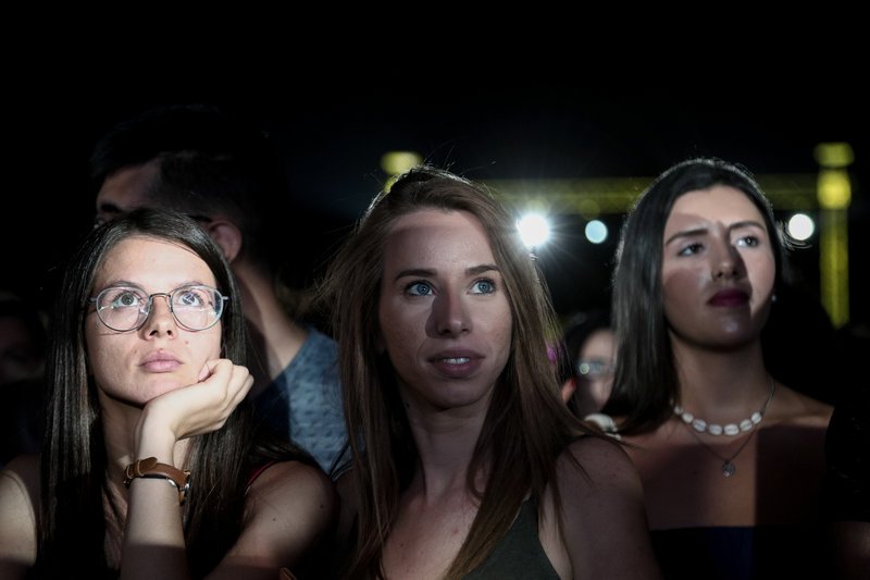 Νεαρές κοπέλες παρακολουθούν τη συναυλία στο Καλλιμάρμαρο
