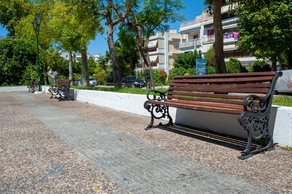 Τα άχαρα παγκάκια σε κεντρικό πάρκο της Καλλιθέας