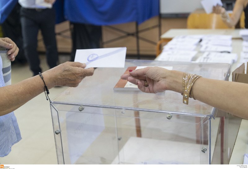 Εκλεισαν οι κάλπες