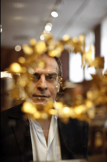 «Μια καταστροφή που δεν κάνει διακρίσεις σε φύλλο, ηλικία, θρήσκευμα, οικονομικό και κοινωνικό status. Ο πανίσχυρος Περικλής πέθανε μετά από δυο χρόνια χτυπημένος κι αυτός από τον θανατηφόρο ιό!» λέει ο Νίκος Καλτσάς