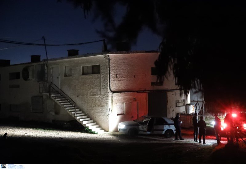 Οι αστυνομικοί μετέβησαν το πρωί της Παρασκευής στους χώρους της μονάδας, στην πλατεία Ανθυπολοχαγού Βασιλείου Φιλίππου στα Καλύβια -Φωτογραφία: Intimenews/ΛΙΑΚΟΣ ΓΙΑΝΝΗΣ