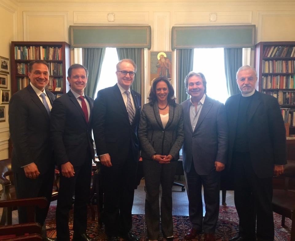 Από αριστερά προς τα δεξιά: Τζωρτζ Τσουγκαράκης, Μαικ Μανατος, Αντυ Μανάτος, Καμαλα Χαρις, Νικος Μουγιαρης, Father Alex