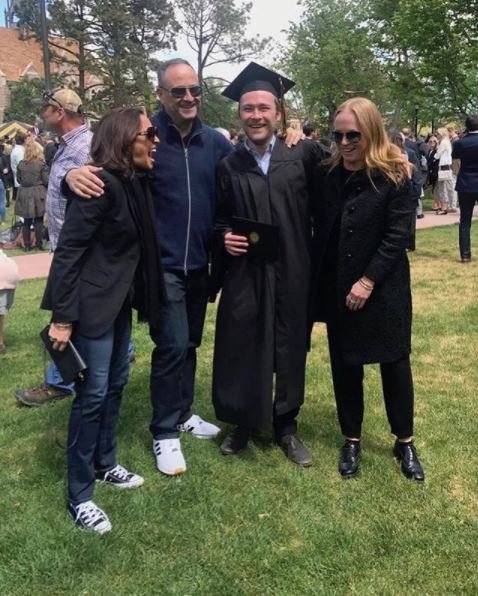 H Καμάλα Χάρις στην αποφοίτηση του θετού γιου της Κολ