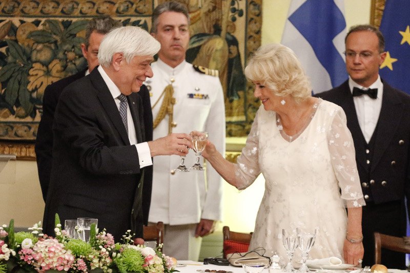 Προκόπης Παυλόπουλος Καμίλα λευκό φόρεμα