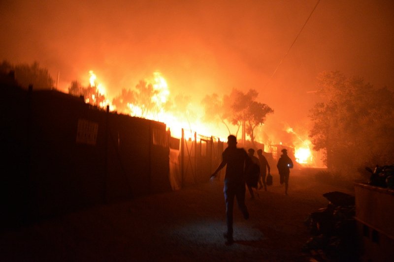Φωτιά στη Μόρια άνδρας τρέχει να ξεφύγει από τις φλόγες
