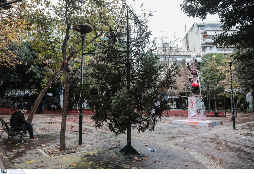 Εξάρχεια: Οι αναρχικοί «στόλισαν» το καμένο χριστουγεννιάτικο δέντρο
