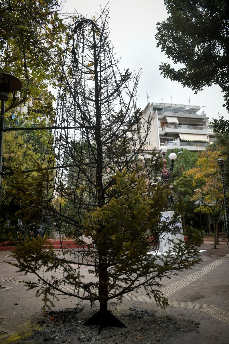 χριστουγεννιάτικο δέντρο στα Εξάρχεια καμμένο