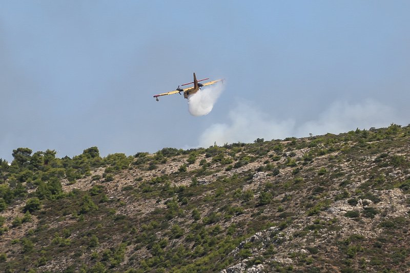 Αεροσκάφος επιχειρεί στην κατάσβεση φωτιάς