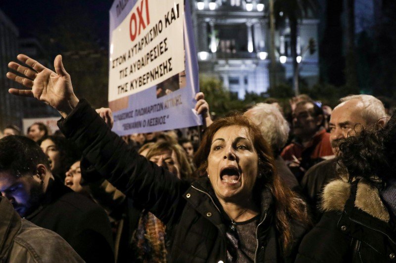Συγκέντρωση στο Σύνταγμα κατοίκων του αν. Αιγαίου -Φωτογραφία: EUROKINISSI/ΣΤΕΛΙΟΣ ΜΙΣΙΝΑΣ