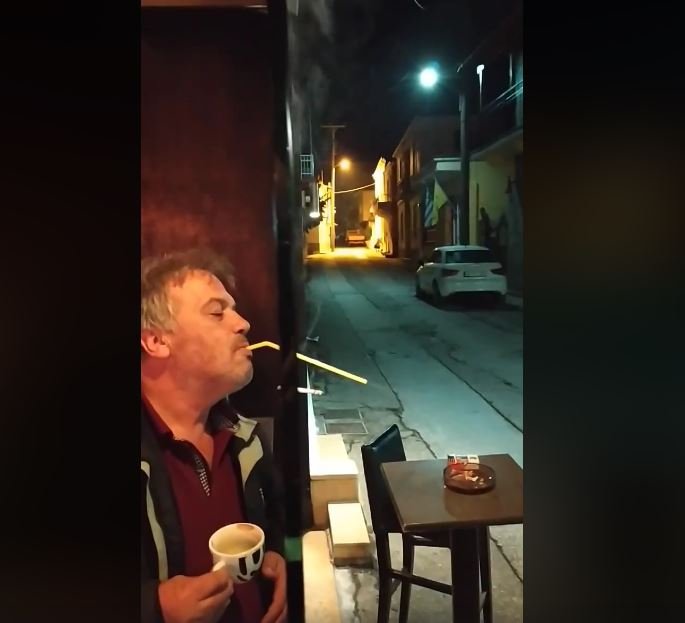 'Έλληνας καπνίζει σε εσωτερικό χώρο και βγάζει τον καπνό από καλαμάκι