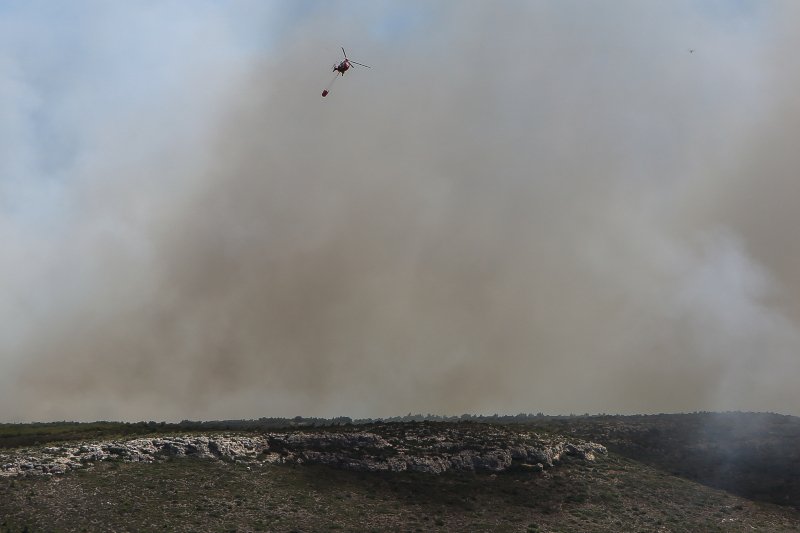 Πυκνοί καπνοί έχουν καλύψει την περιοχή