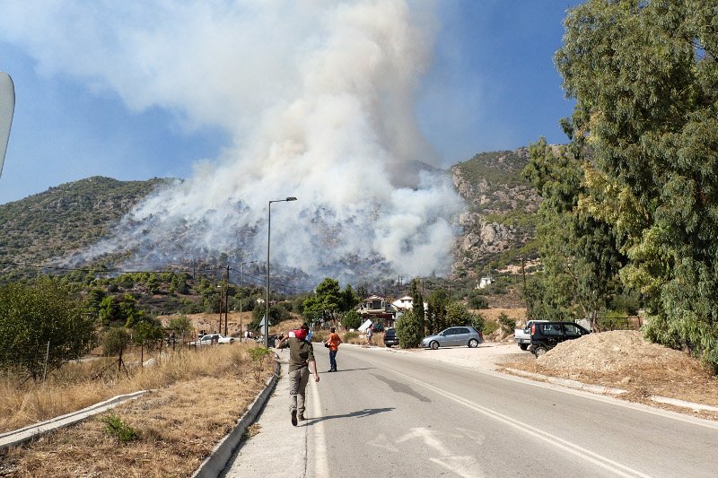 Καπνοί από φωτιά σε πλαγιά βουνού