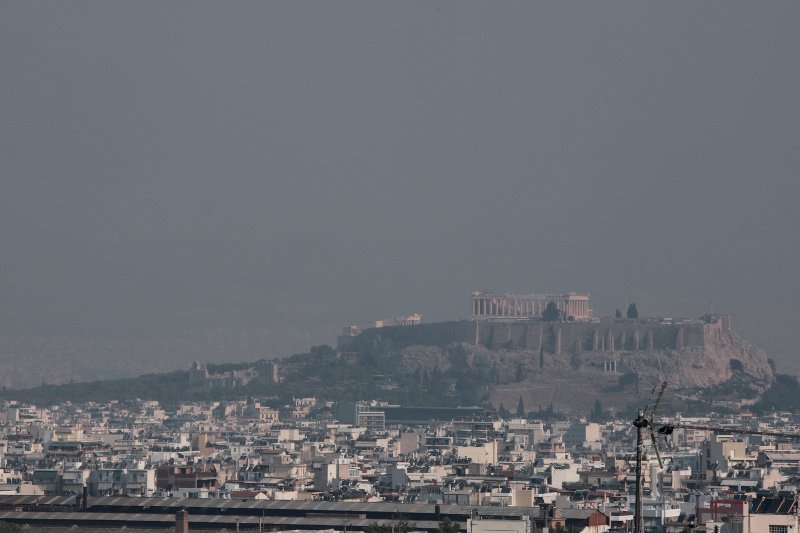 Μαύρος καπνός πάνω από την Αθήνα