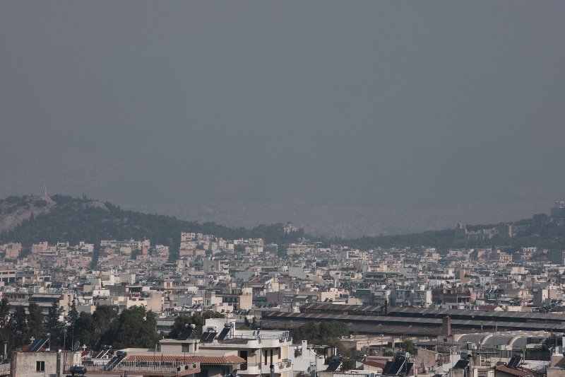 Μαύρος καπνός πάνω από την Αθήνα