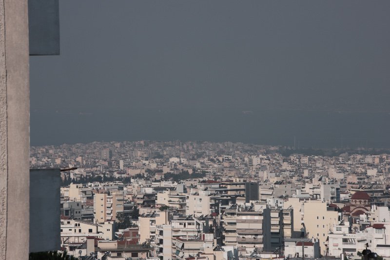 Μαύρος καπνός πάνω από την Αθήνα