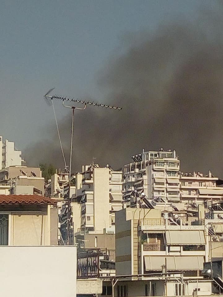 Καπνός από τη φωτιά στο Κατράκειο Θέατρο στον Πειραιά