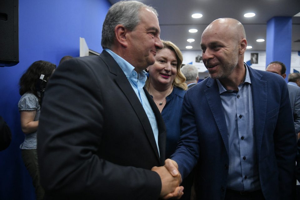 Ο βουλευτής Ιωαννίνων Γιώργος Αμυράς σε χειραψία με τον πρώην πρωθυπουργό Κώστα Καραμανλή